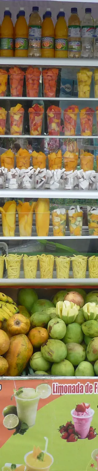 Koste zwei karibische Spezialitäten – tropische Früchte und Rum